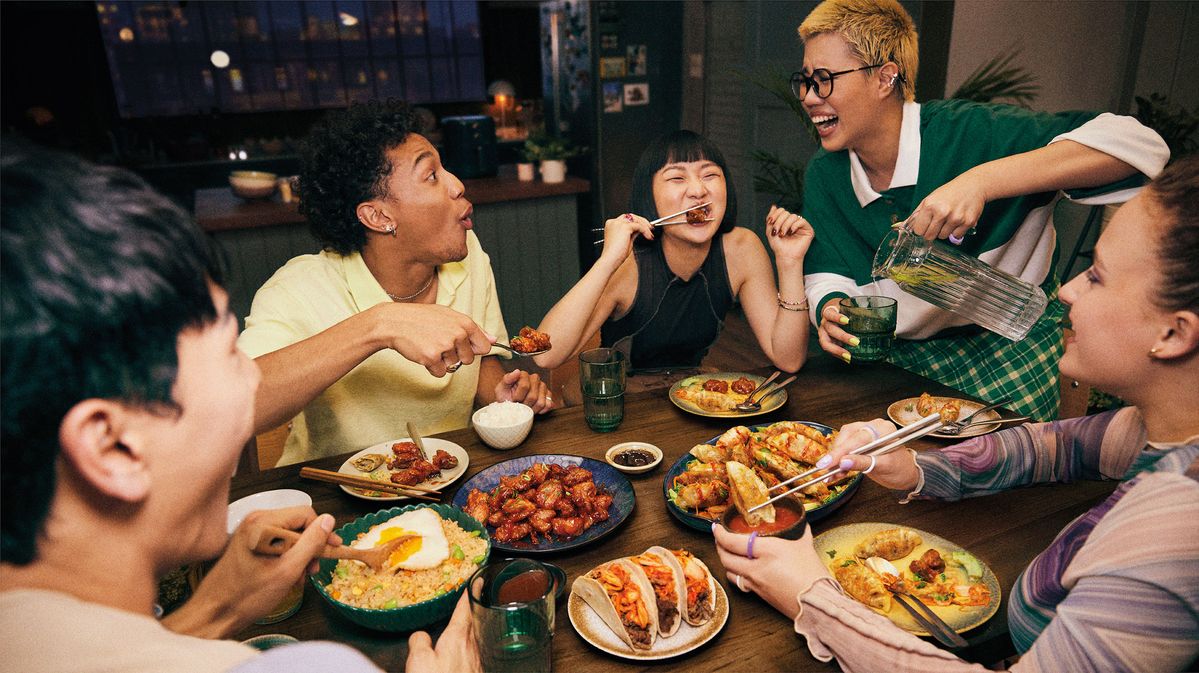 Grupo de amigos disfrutando juntos una cena en casa
